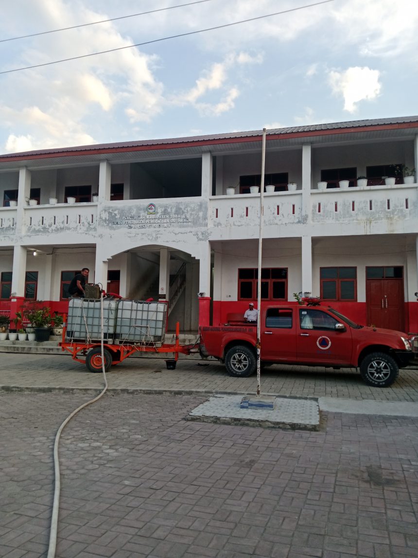 BPBD Kabupaten Toba Bergerak Cepat Salurkan Air Bersih untuk Masyarakat Terdampak Perbaikan Pipa PDAM Tirtanadi