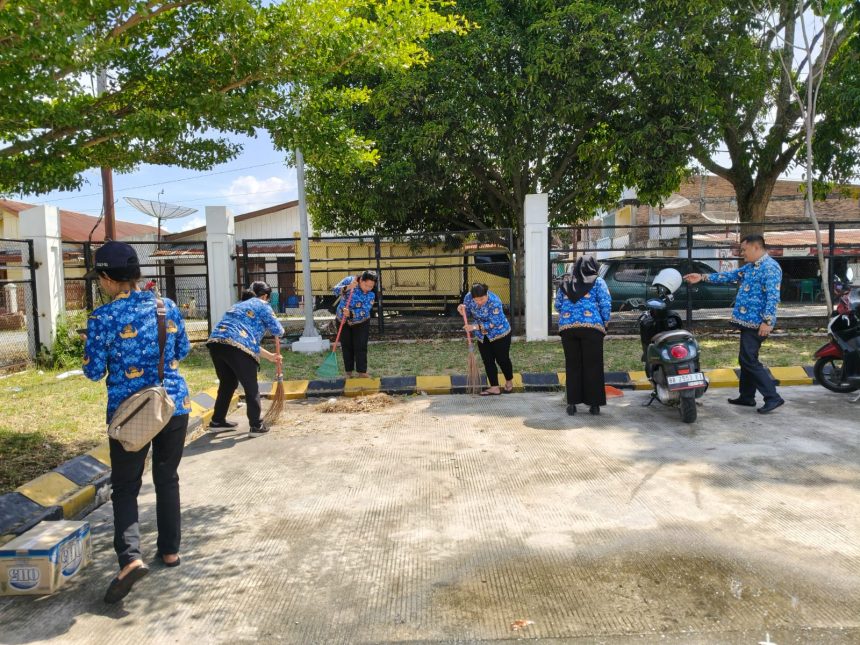 Perkuat Nilai Spiritual dan Kepedulian Lingkungan, BPBD Toba Lakukan Ibadah Bersama dan Aksi Gotong Royong di Venue Balige