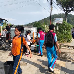 Hadir Memenuhi Kebutuhan Dasar Warga, BPBD Kabupaten Toba Salurkan Air Bersih di Sosor Bakkudu Hadir Memenuhi Kebutuhan Dasar Warga, BPBD Kabupaten Toba Salurkan Air Bersih di Sosor Bakkudu